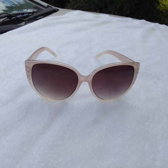 Bundle 1 Jessica Simpson sunglass & 2 gift pairs, brand new main image 9